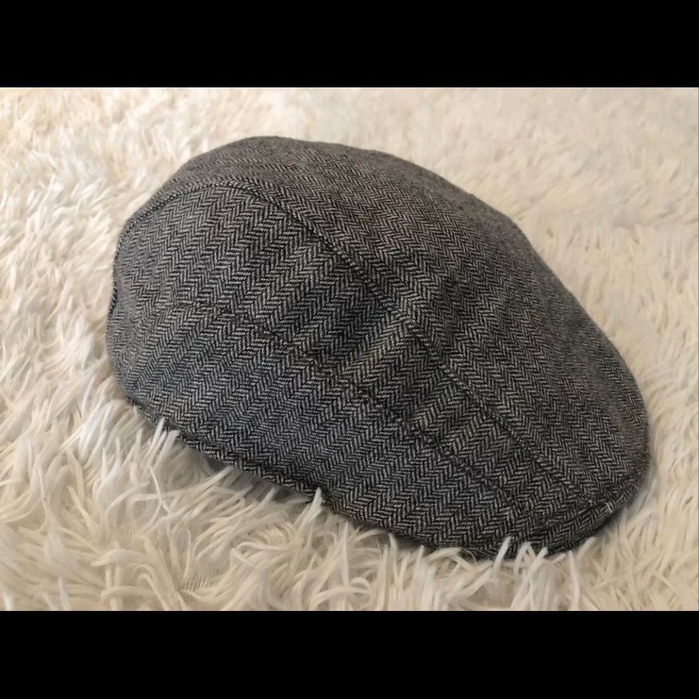 Gray tweed scally cap